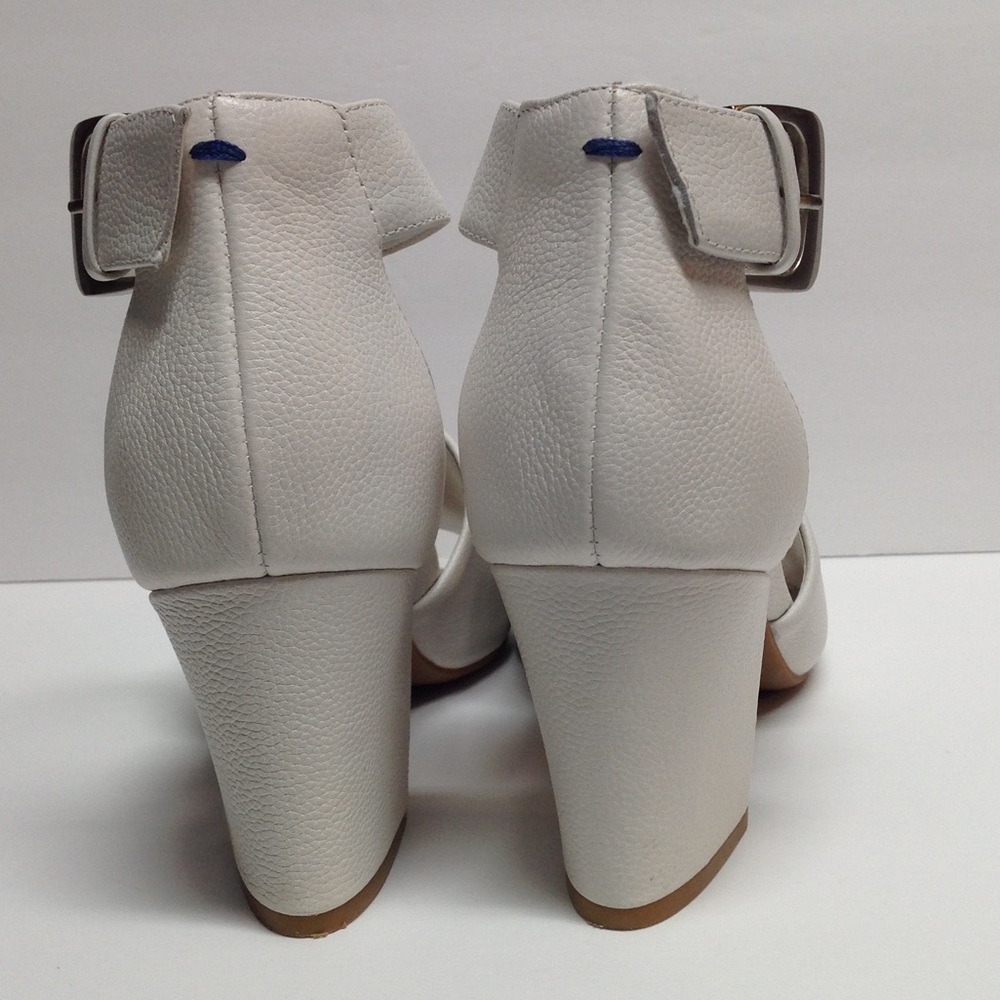 T Tahari Piper Sandal. Size 9M White - Picture 4 of 8
